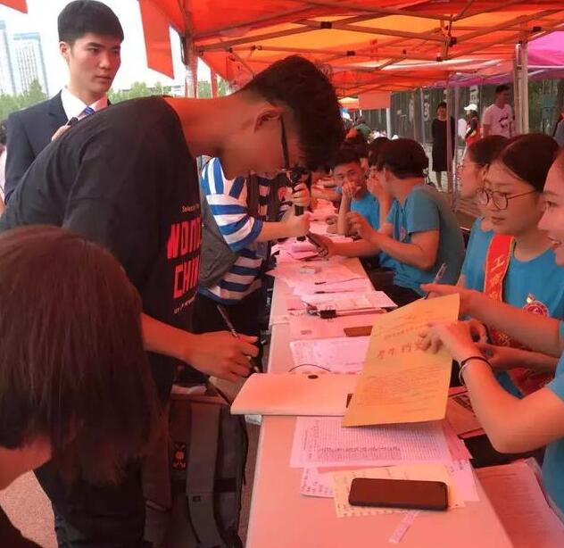 男孩報(bào)考女子學(xué)院 他媽媽的目標(biāo)就是“抱得美人歸”
