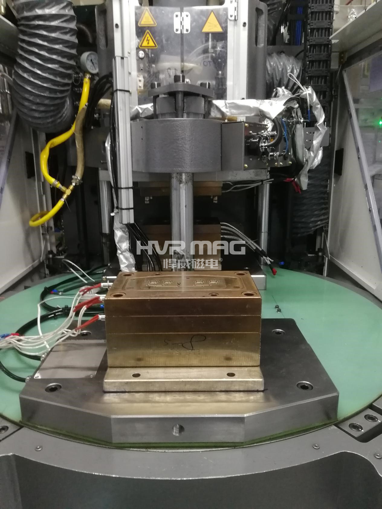 臥式注塑機VS立式注塑機的特點與區別