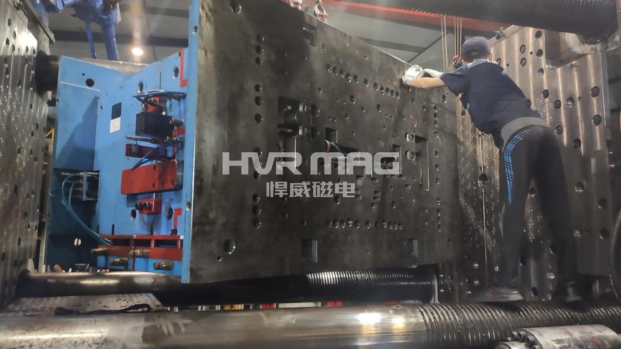 這是2300噸注塑機(jī) 磁力快速換模現(xiàn)場，場面震撼