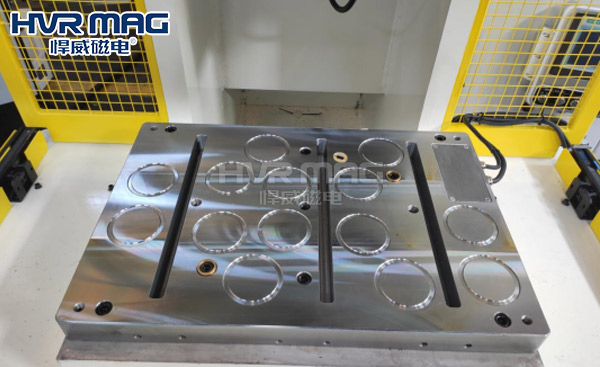 為什么小型立式注塑機需要快速換模系統？