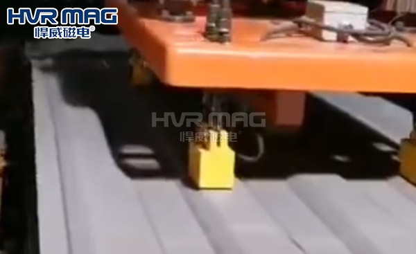 波紋板、瓦楞板為什么要選電永磁吸盤進(jìn)行自動(dòng)化搬運(yùn)？