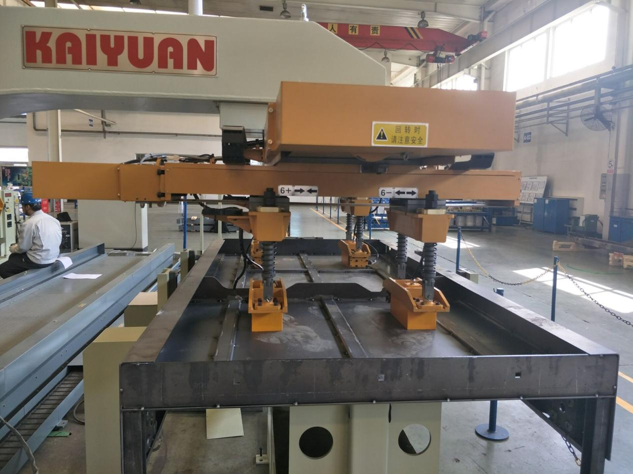 挖掘機挖斗產線如何實現高效上下料