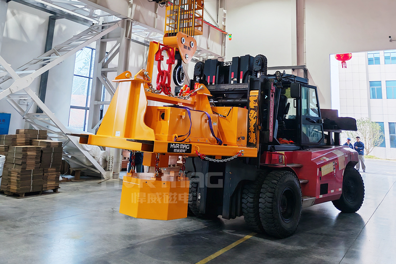 港口碼頭叉車吊鋼卷告別傳統電磁吊悍威充電式電永磁吊具讓安全風險清零